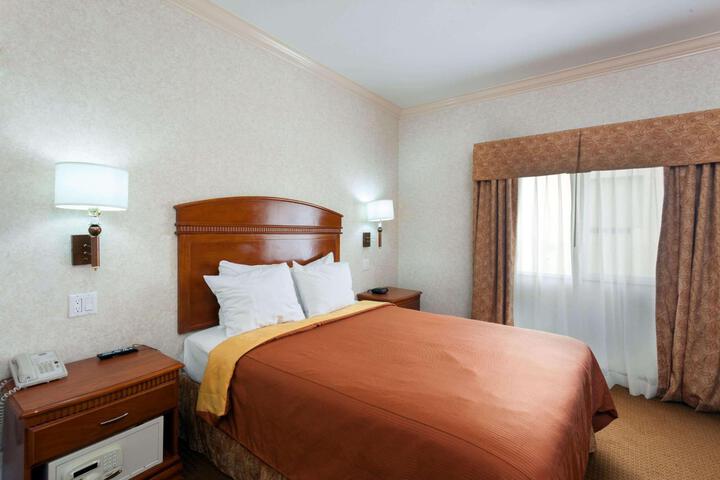 2 Queen Beds (10 of 16)