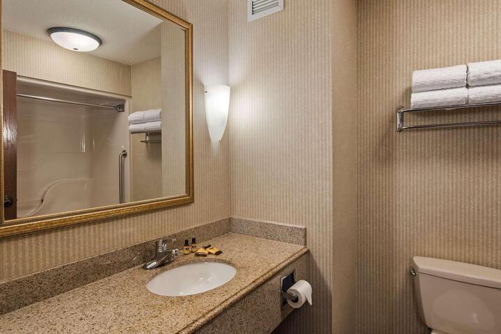 2 Queen Beds Desk Microwave, Refrigerator WiFi Full Breakfast (9 of 10)