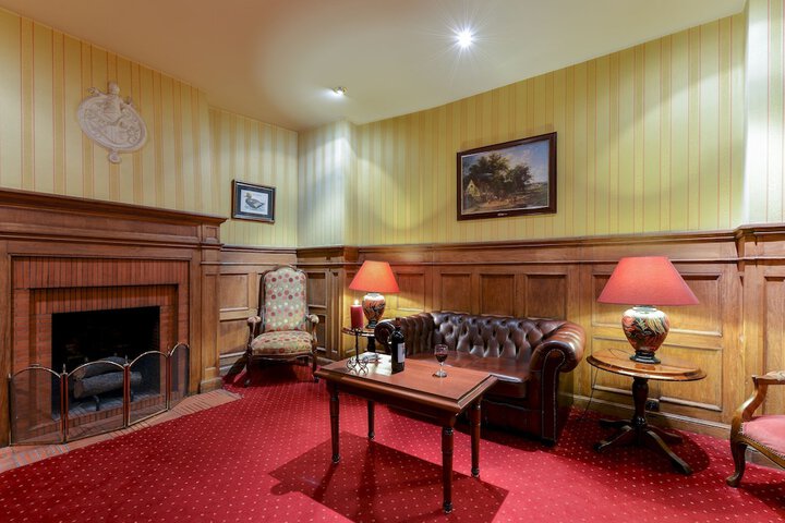 Lounge 22 of 28