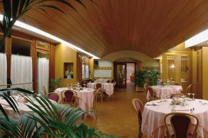 Dining 4 of 15