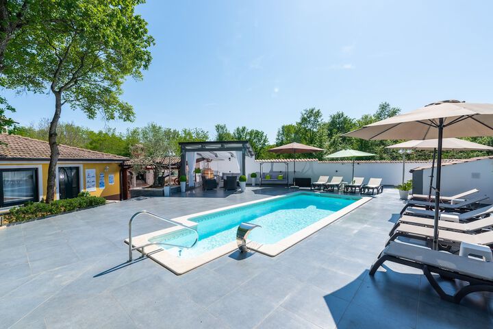 Pool 100 of 127
