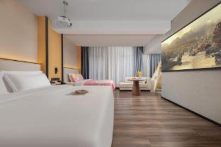 Room 8 of 9