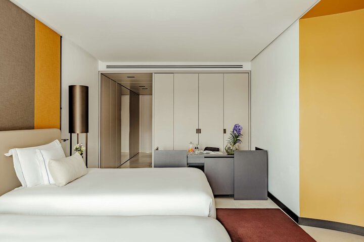 Room 7 of 99