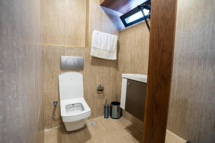 Room 14 of 28