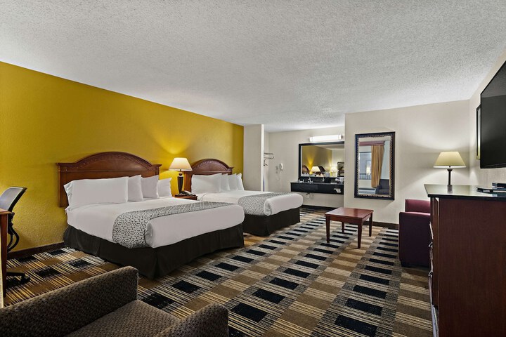2 Queen Beds Microwave and Refrigerator WiFi Continental Breakfast (3 of 19)