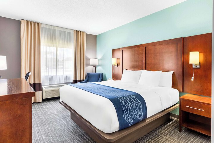 1 King Bed Business Room Upgrade (4 of 13)