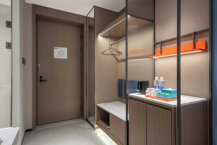 Room 5 of 42