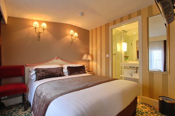 Room 3 of 48