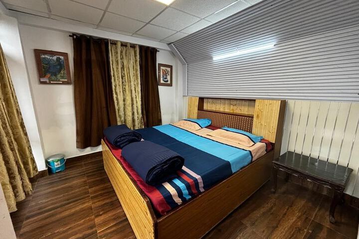 Room 9 of 143