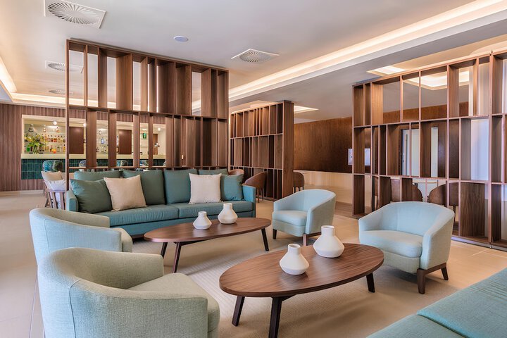 Lounge 63 of 85