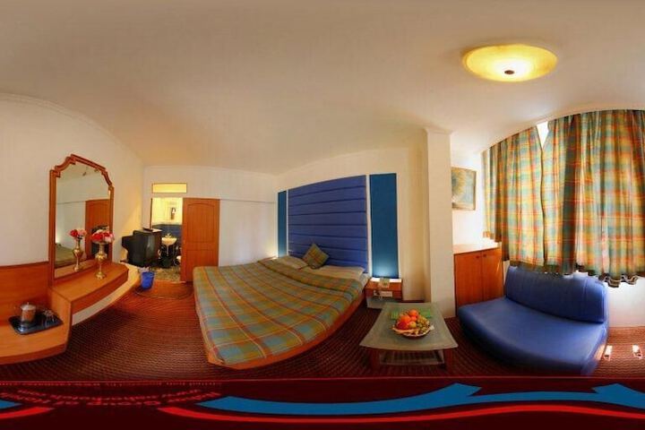Room 4 of 7