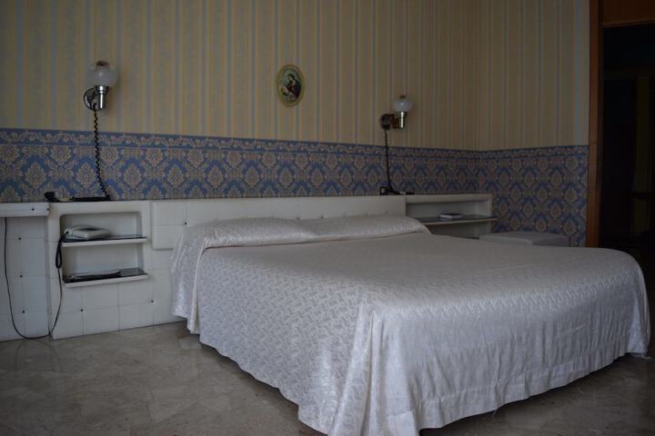 Room 5 of 17