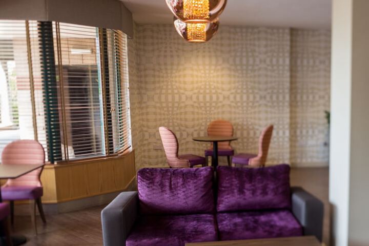 Lounge 27 of 34