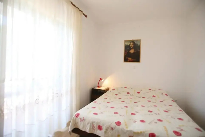 Room 6 of 12