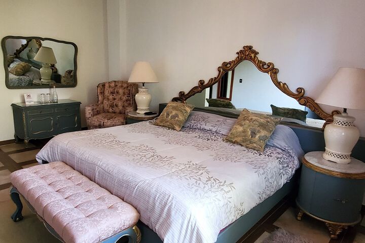 Room 8 of 10