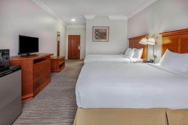 1 King Bed (8 of 11)