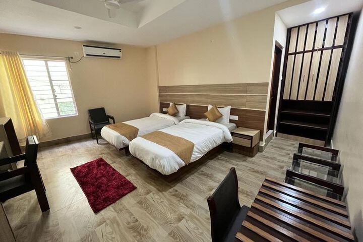 Hotel Magic Square(1 Km Away from Train Station)