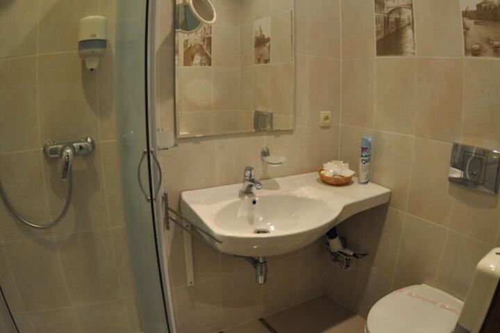 Room 5 of 12