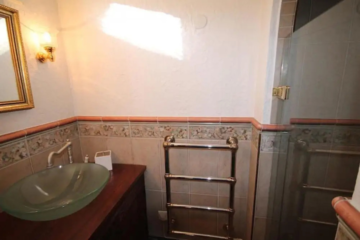 Room 4 of 9