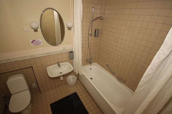 Room 42 of 74
