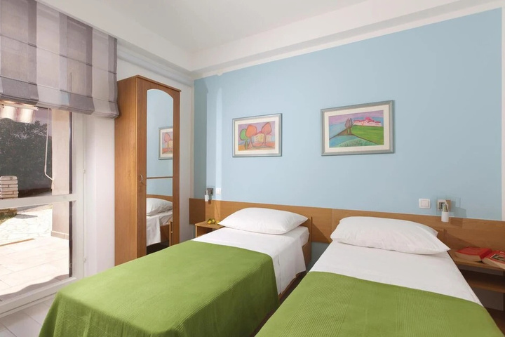 Room 4 of 13