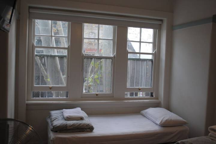 Room 4 of 61