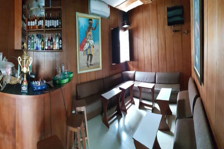 Lounge 11 of 12