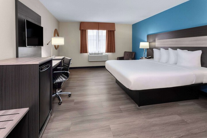 1 King Bed Deluxe Room Jetted Tub (4 of 5)