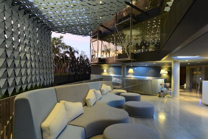Entrance & Lobby