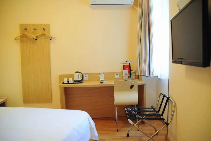 Room 6 of 10