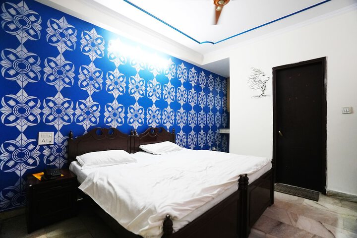 Room 9 of 37