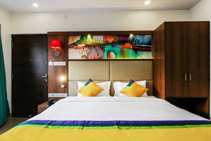 Room 6 of 10