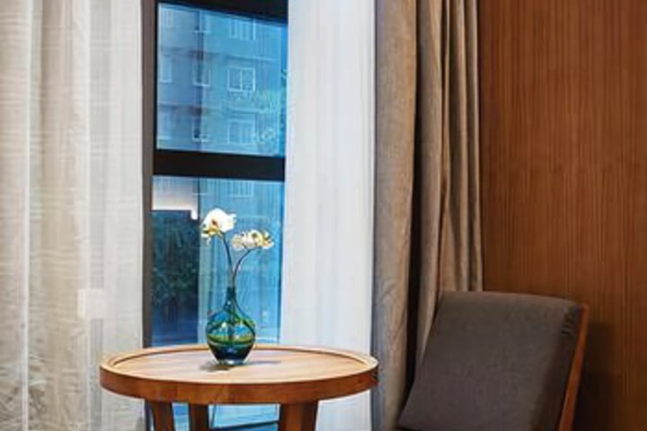 Room 2 of 8