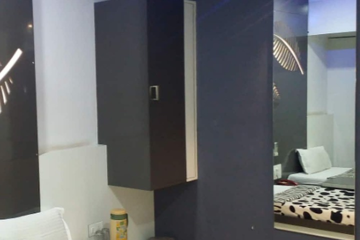 Room 7 of 12