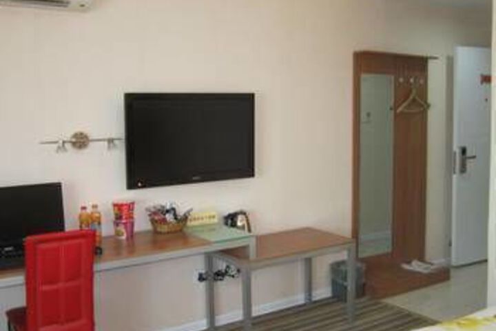 Room 10 of 12