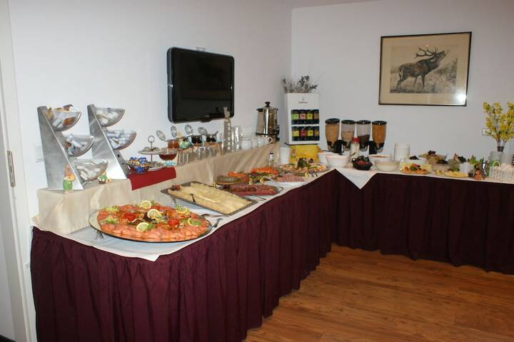 Breakfast/Coffee Service 25 of 39