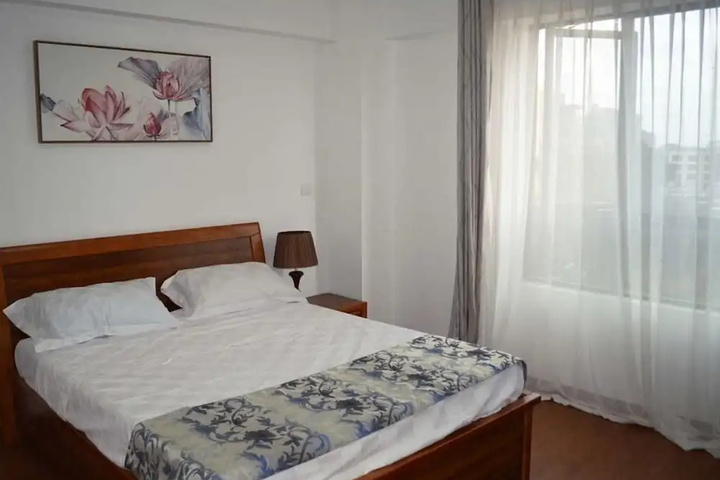 Room 4 of 8