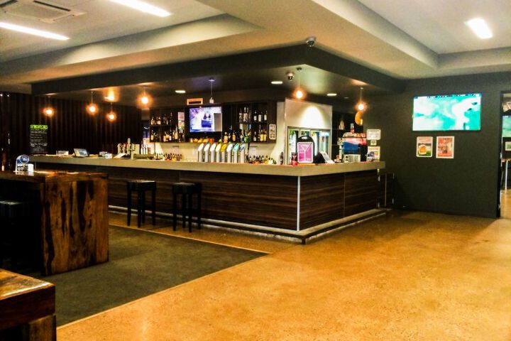 Lounge 22 of 33
