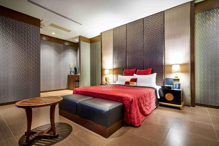 Room 4 of 34