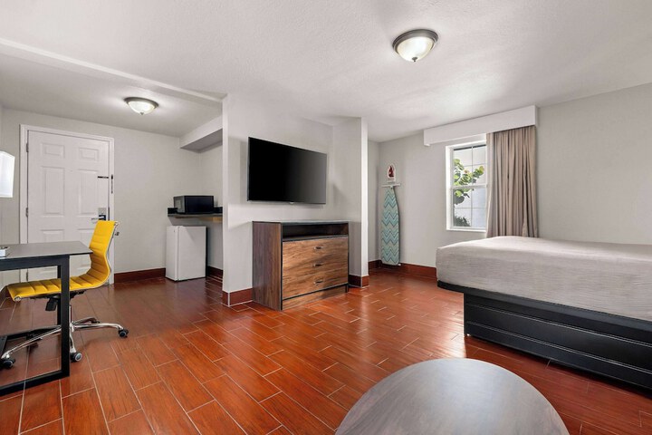 1 King Bed Suite (40 of 44)