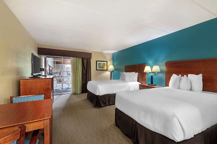1 Queen Bed (8 of 16)