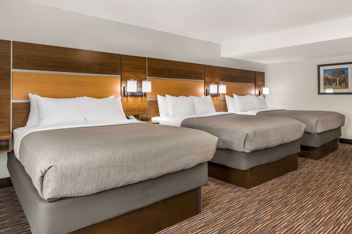 2 Queen Beds (10 of 12)