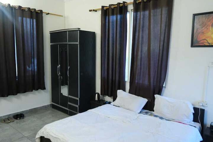 Room 4 of 13