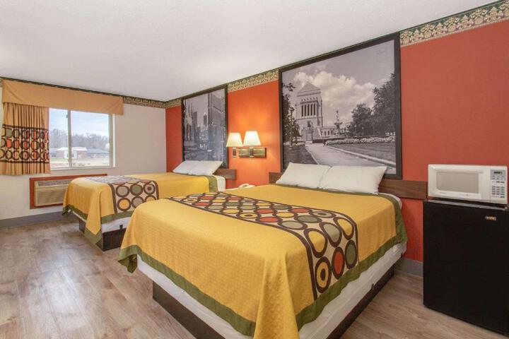 2 Queen Beds (2 of 3)