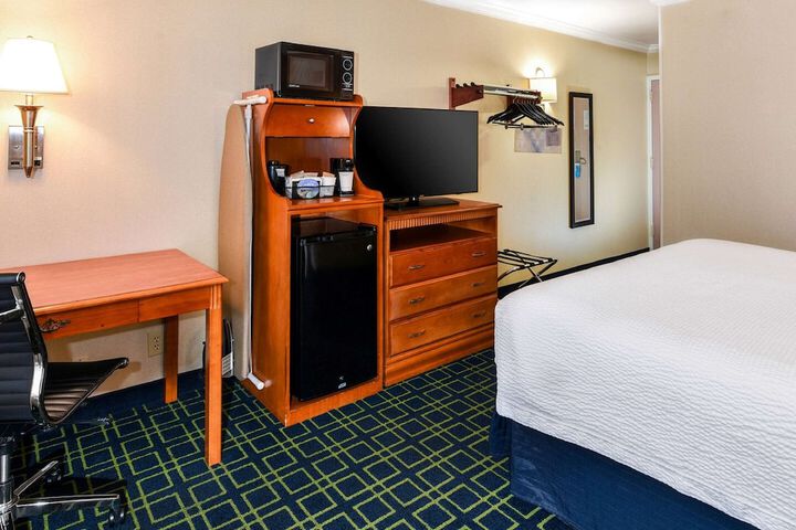 1 King Bed Flat Screen Television Microwave and Refrigerator High Speed Internet Accessible (10 of 10)