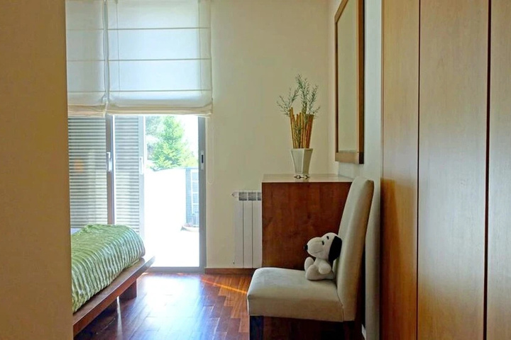 Room 4 of 16
