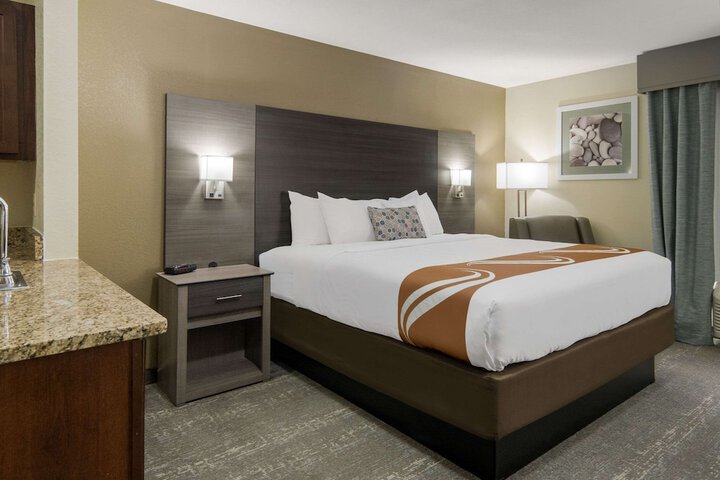 1 King Bed (4 of 25)