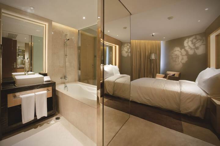 Room 11 of 37