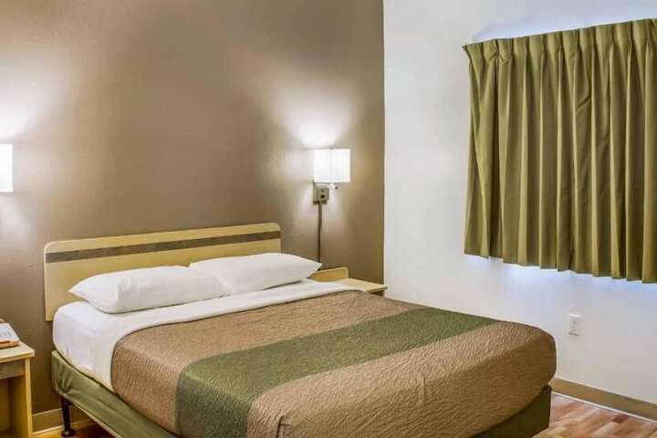 1 Queen Bed (2 of 4)
