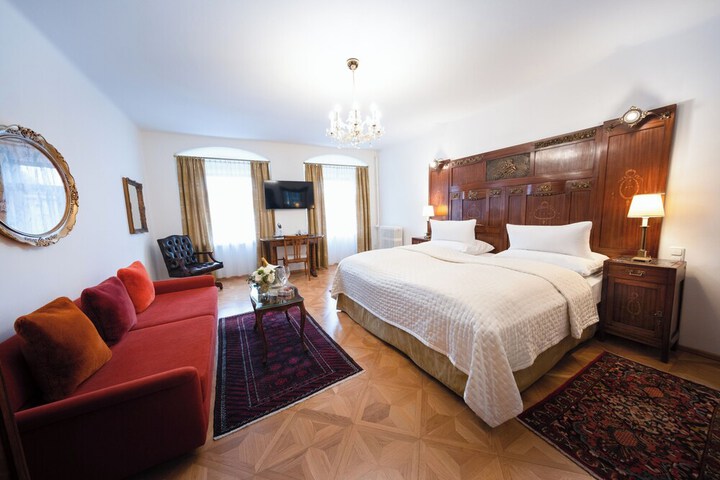 Room 32 of 62